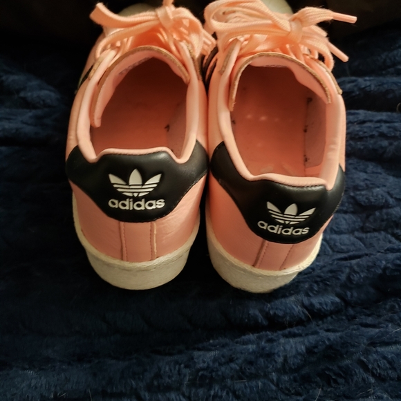 👟 Like New Peach W/Black Adidas Boost uni-sex sneakers 👟 - Picture 5 of 8